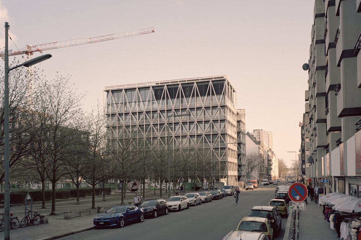 TAZ-Neubau - Stahlbaupreis 2020. Ansicht eines großen Gebäudes mit Stahlbaufassade im städtischen Umfeld