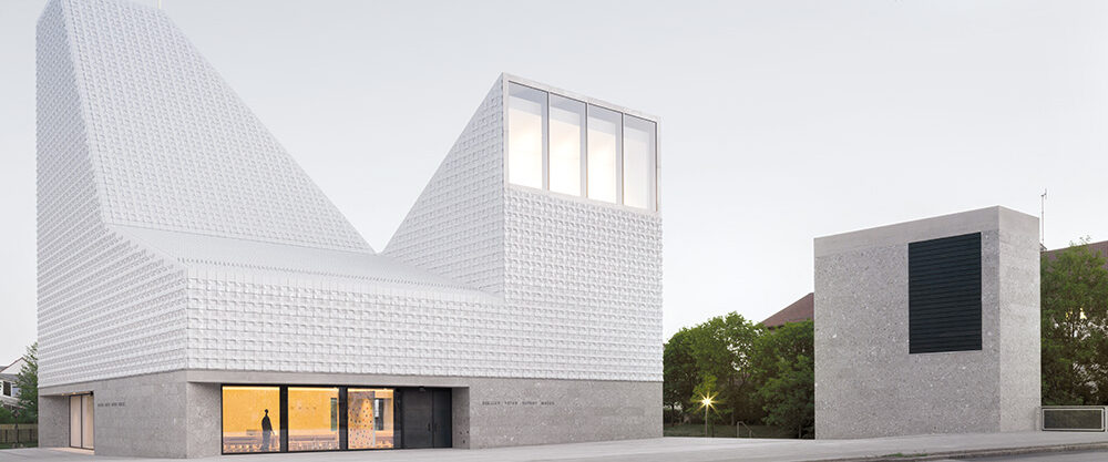 bfs-kirchenzentrum-seliger-pater-rupert-4zu3-3 Helles Kirchengebäude in modernem Look.
