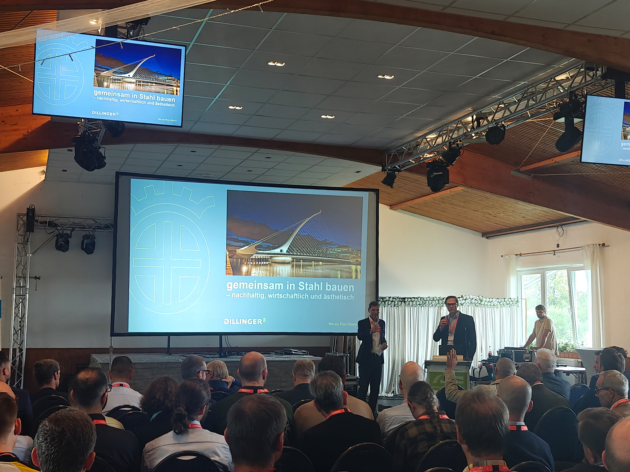 Dr. Tobias Lehnert hält seine Präsentation vor dem Auditorium