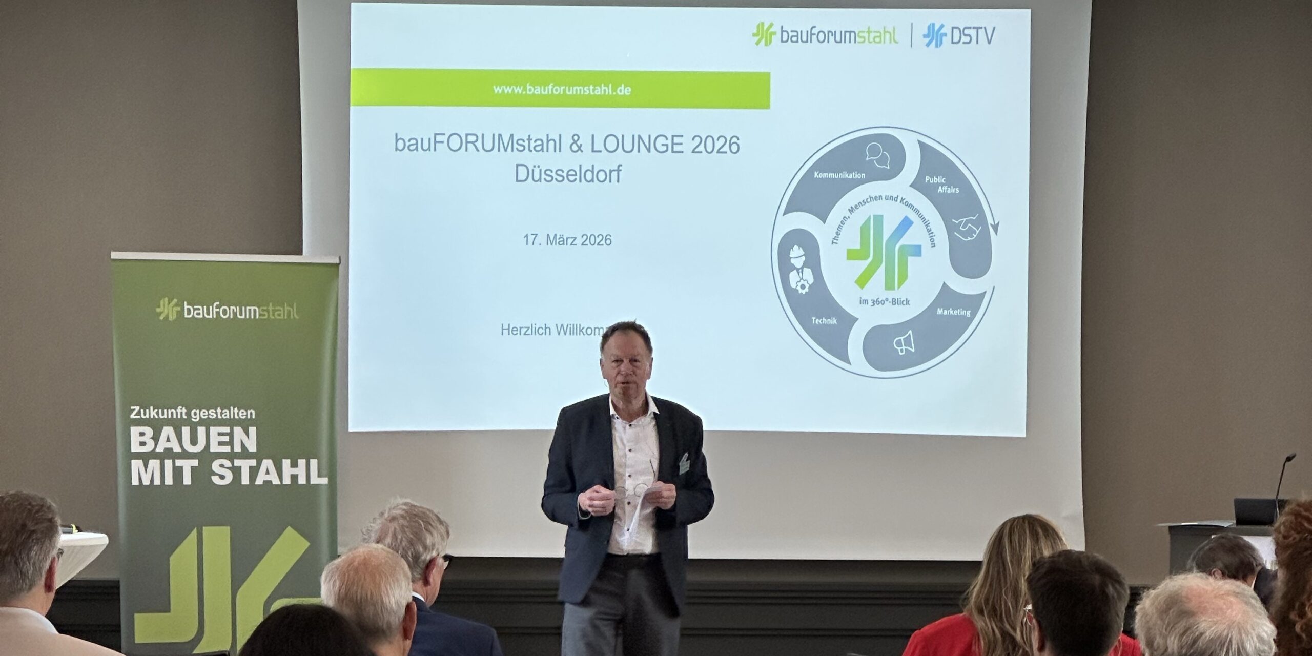 Christian Wurst hält die Eröffnungsrede vor dem Auditorium von bauFORUMstahl und LOUNGE 20216 in Düsseldorf Christian Wurst hält die Eröffnungsrede vor dem Auditorium von bauFORUMstahl und LOUNGE 20216 in Düsseldorf