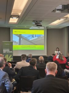 Das Bild zeigt Giulia Daniele, Tecnostrutture Deutschland GmbH, bei ihrem Impulsvortrag beim bauFORUMstahl und LOUNGE 2026 im Industrieclub Düsseldorf