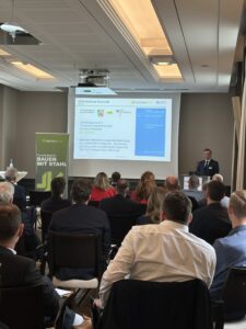 Das Bild zeigt Gregor Machura, Hauptgeschäftsführer bauforumstahl bei seinem Vortrag beim bauFORUMstahl und LOUNGE 2026 im Industrie-Club Düsseldorf