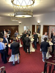 Das Bild zeigt netzwerkende Mitglieder in einem Raum mit Stehtischen beim bauFORUMstahl und LOUNGE 2026 im Industrie-Club Düsseldorf