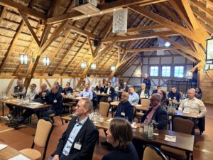 Das Bild zeigt Vortragende und Mitglieder beim bauFORUMstahl und LOUNGE 2026 im Hirsch Hotel-Restaurant in Neu-Ulm.