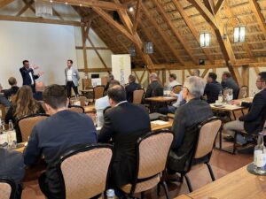 Das Bild zeigt Vortragende und Mitglieder beim bauFORUMstahl und LOUNGE 2026 im Hirsch Hotel-Restaurant in Neu-Ulm.
