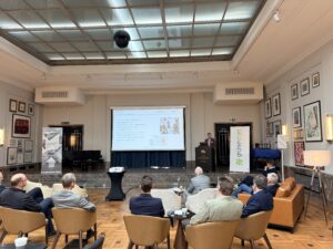 Das Bild zeigt Gregor Machura, Hauptgeschäftsführer bauforumstahl, bei seinem Vortrag beim bauFORUMstahl und LOUNGE 2026 im Hotel Elephant in Weimar.