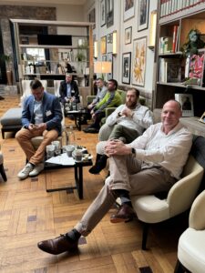 Das Bild zeigt entspannt lauschende Mitglieder beim bauFORUMstahl und LOUNGE 2026 im Hotel Elephant in Weimar.